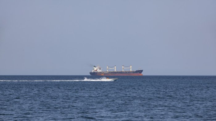 Бир кунда 15 та кема Ҳўрмуз бўғозидан ўтишга рухсат олди