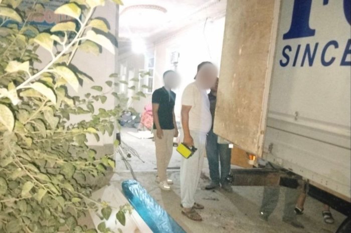 Jizzaxda sudning qarori bilan fuqarolar uydan ko‘chirildi