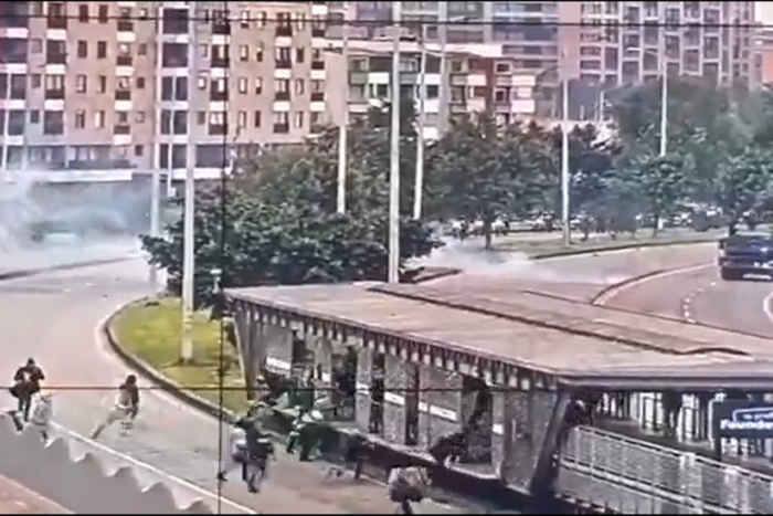 AQShning Kolumbiyadagi elchixonasiga hujum uyushtirildi (video)