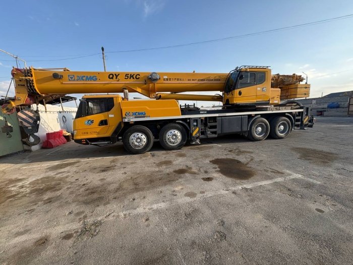 Каттақўрғонда хатланган автокран 2,3 миллиард сўмга аукцион орқали сотилди