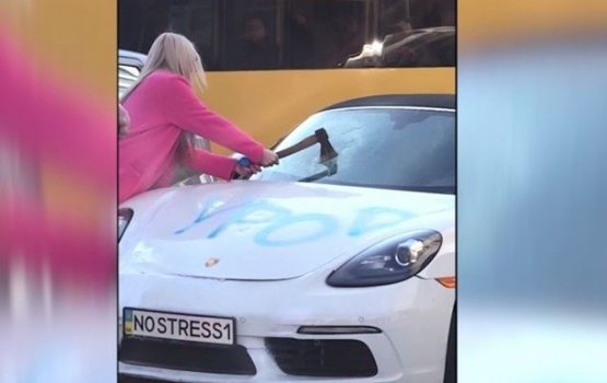 Ukrainalik qo‘shiqchi klip olish uchun bolta bilan Porsche’ni chopdi