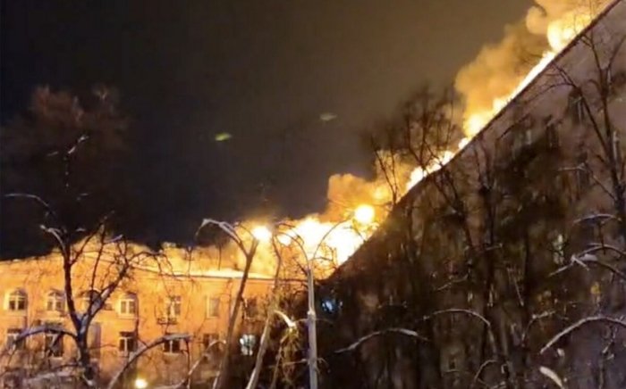 Moskvada binolarning tomlari yondi, 400 dan ortiq odam evakuasiya qilingan