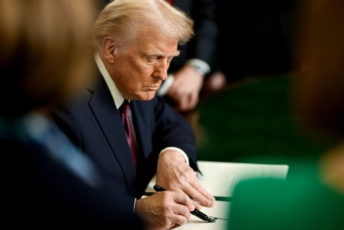 Трамп "Америка Овози" эшиттиришларини тугатишга чақирди
