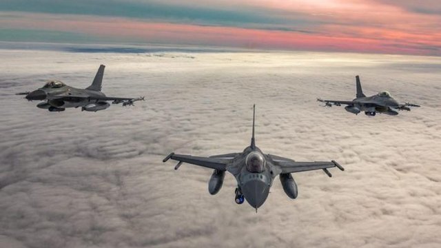 Daniya ukrainalik uchuvchilarni F-16da o‘qitishni to‘xtatadi