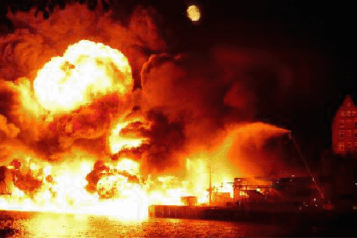 Украина дрони ҳужуми оқибатида Краснодар ўлкасида иккита йирик нефть сақлаш омбори ёниб кетди