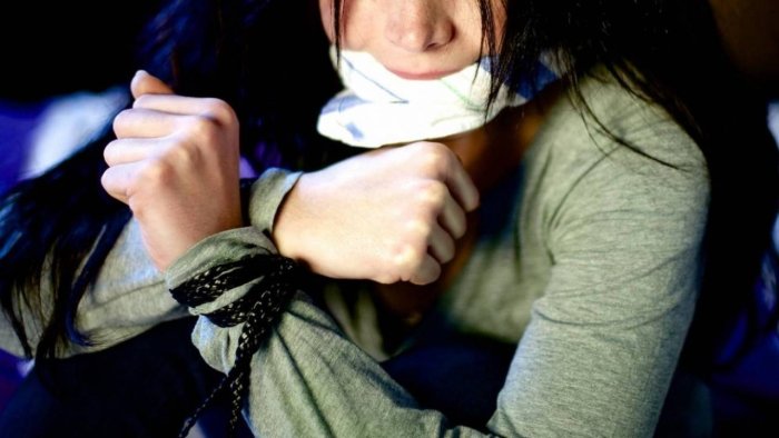 Samarqandda 4 nafar erkak non olib kelish uchun do‘konga ketayotgan 14 yoshli qizni o‘g‘irlab ketdi