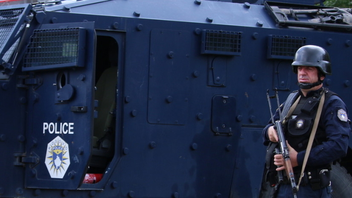 Kosovo polisiyasining maxsus bo‘linmalari serbiya mashinasiga qarata o‘t ochdi, haydovchi yaralandi