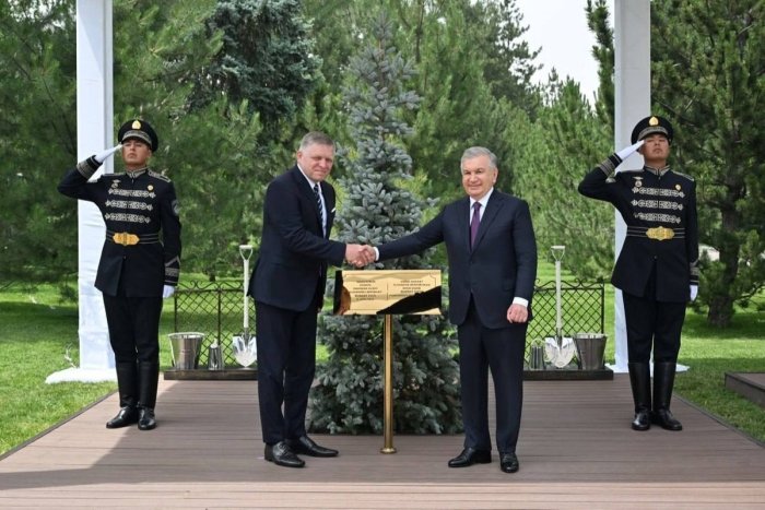 O‘zbekiston Prezidenti va Slovakiya Bosh vaziri Faxriy mehmonlar xiyobonida daraxt ekdilar