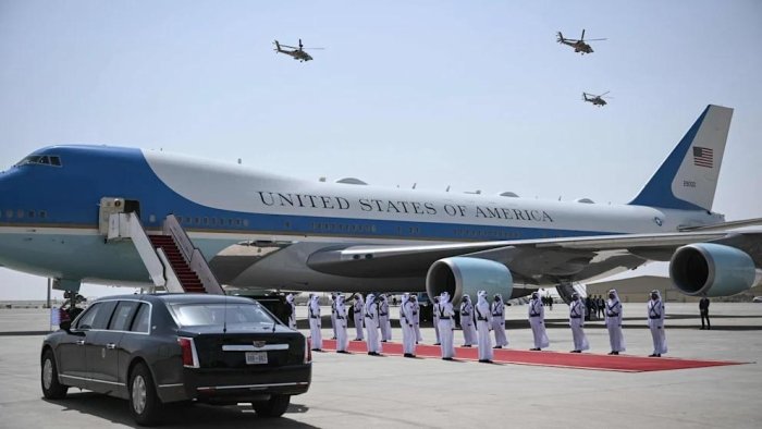 Трамп учун "Учар сарой". АҚШ президенти Қатар совғаси бўйича коррупсияда айбланмоқда