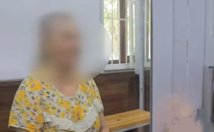 Кўзлари ожиз 69 ёшли аёл қўшнисини пичоқлаб қўйди