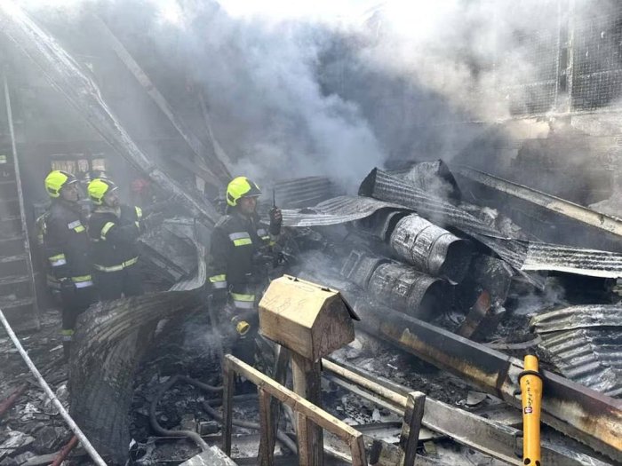 Эронда ҳарбий вертолёт бозорга қулаб тушди