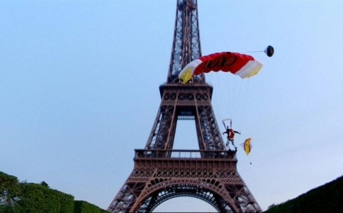 Parijda Eyfel minorasidan parashyut bilan sakragan erkak qo‘lga olindi