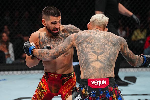 Iliya Topuriya UFC 317 turnirining markaziy jangida Charlz Oliveyrani nokautga uchratib, yengil vazn toifasidagi kamarni qo‘lga kiritdi