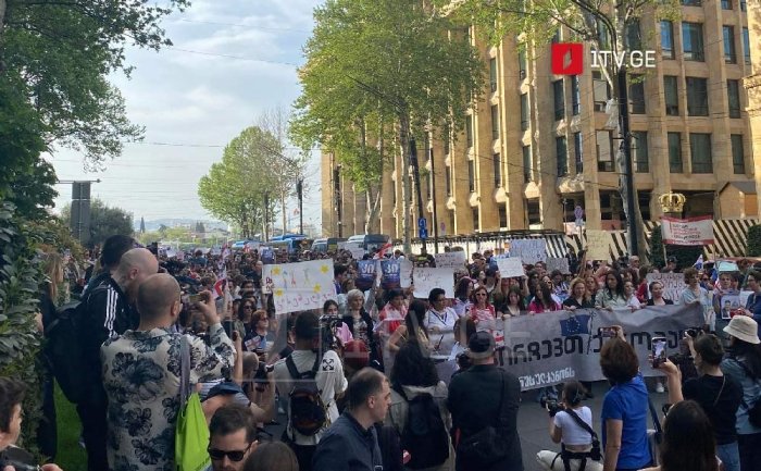 Gruziyada namoyishchilar prezidentning qarorgohi tomon harakatlanishmoqda