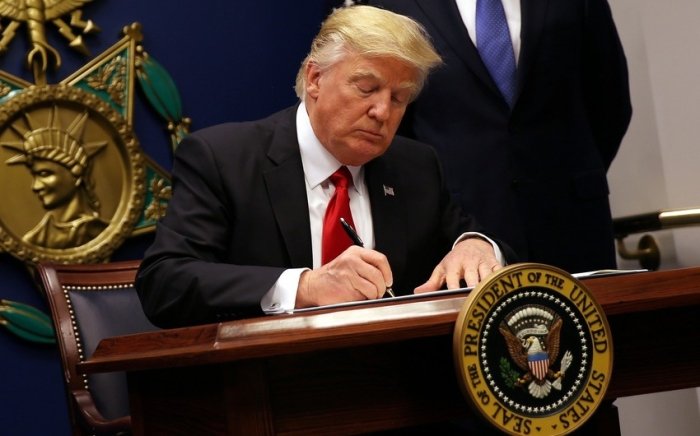 Трамп бугун савдо келишувлари бўлмаган мамлакатларга тарифлар жорий этиш тўғрисидаги фармонни имзолайди