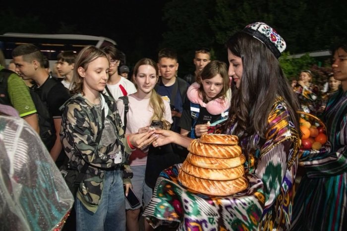 Ўзбекистон бир гуруҳ Украиналик болаларни бағрига олди