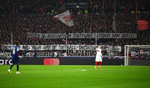 "Senga va futbol diktaturangga la’natlar!" - "Shtutgart" muxlislari "PSJ" prezidentiga qarshi yozilgan bannerni ko‘tarishdi