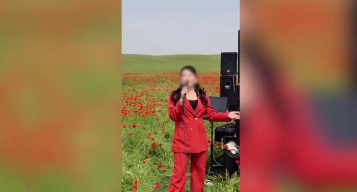 Лолақизғалдоқни "пешонасидан ўпаман" деб пайхон қилган "қўшиқчи" опа жаримага тортилди