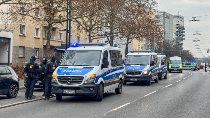 Niderlandiyada erkak uch nafar yosh bola bo‘lgan mashinani o‘g‘irlab, Belgiyaga qochib ketdi