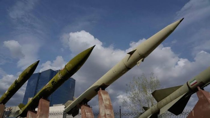 Эрон ракетаcи америкалик денгиз пиёдаларини олиб кетаётган кемага зарба берган: ярадорлар бор