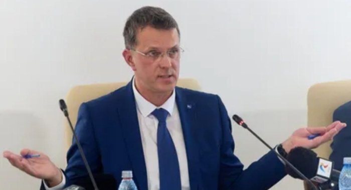  Руминия мудофаа вазири резюмесига дипломи ҳақида ёлғон маълумот киритгани сабаб истеъфога чиқди — ОАВ