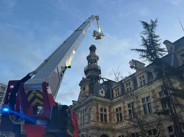 Парижда 1876 йилда қурилган 30 метрли қўнғироқ минораси ёниб кетди