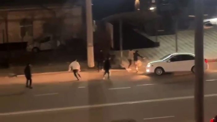 Тошкентда ҳайдовчи Gentra’ни одамларга қарата ҳайдади