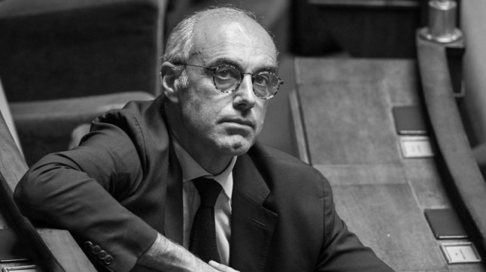 Францияда Макрон иштирокидаги коррупциявий келишувни текшираётган депутат осилган ҳолда топилди