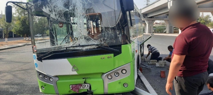 Тошкентда автобус бетон устунга урилди