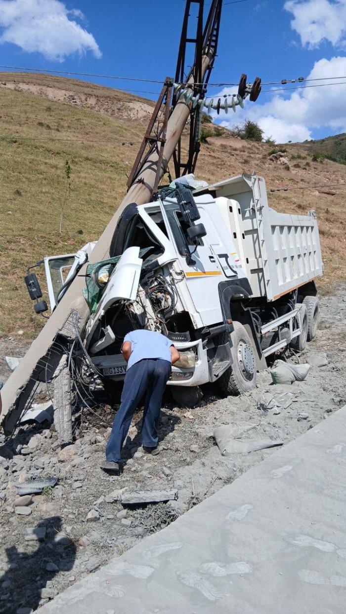 Бўстонлиқда юк машинаси электр линияси устунига бориб урилди