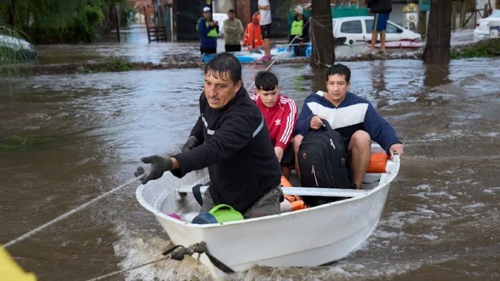 Argentinada favqulodda holat! Ko‘plab binolar suv ostida, 3700 kishi evakuasiya qilindi