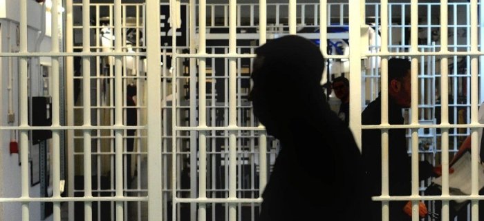 Қамоқхоналар тўлиб кетди: Британия бир йилдан кам жазо олганларни қамамайди