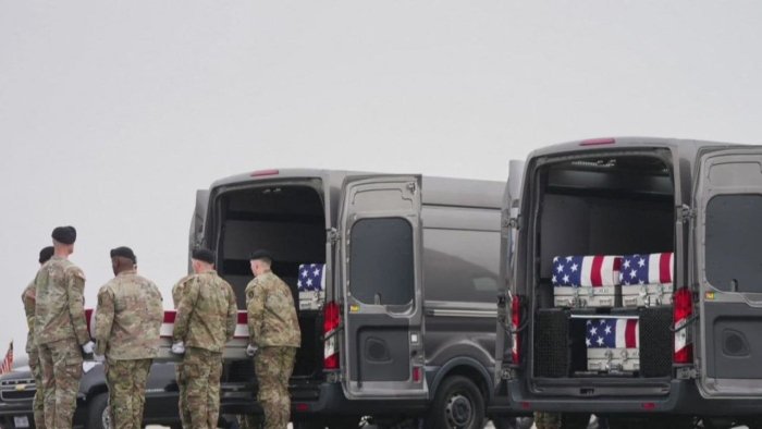 Бир гуруҳ демократ сенаторлар Кувайтда олти нафар АҚШ ҳарбийси ҳалок бўлгани юзасидан тушунтириш талаб қилди