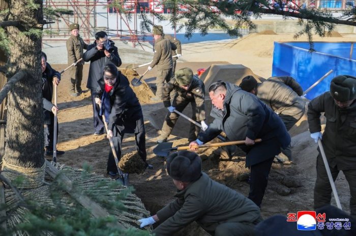 Kim Chen In qizi bilan daraxt ekdi