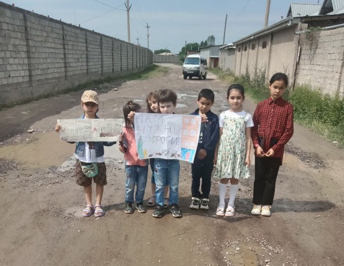 "Балки болаларнинг гапи эшитилар": Чирчиқлик болалар ижтимоий тармоқлар орқали ҳокимдан йўлни таъмирлашни сўрашди