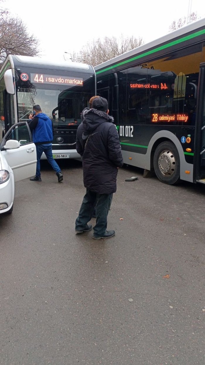 2 ta “Yutong” elektrobus haydovchisining qoidabuzarligi oqibatida elektrobusga texnik shikat yetdi