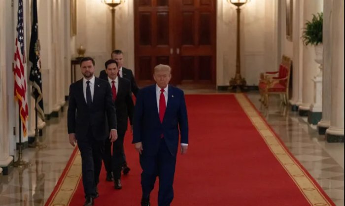 Трампни АҚШ Конституциясини бузганликда айблашмоқда