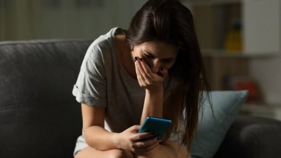 Суратдаги аёлларнинг кийимини ечадиган дастур ёпиб ташланди