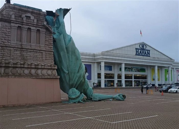 Бразилияда кучли шамол туфайли Озодлик ҳайкалининг нусхаси қулаб тушди