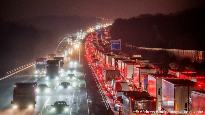 Германияда кучли қор ёғиши оқибатида транспорт ҳаракати издан чиқди