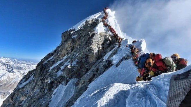 Bir kunda 274 alpinist Everest cho‘qqisiga chiqib, yangi rekord o‘rnatdi