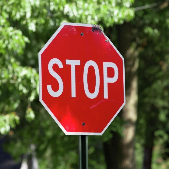 Ayrim temir yo‘l kesishmalarida “Stop” belgisi o‘rniga svetofor o‘rnatiladi