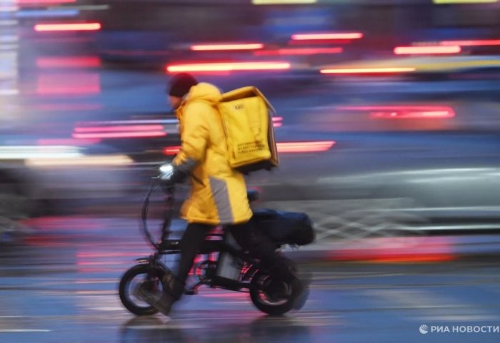 Sankt-Peterburgda migrantlarga kuryer sifatida ishlash taqiqlandi