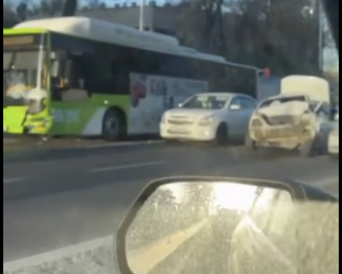 Toshkentda avtobus Nexia-1 bilan to‘qnashdi