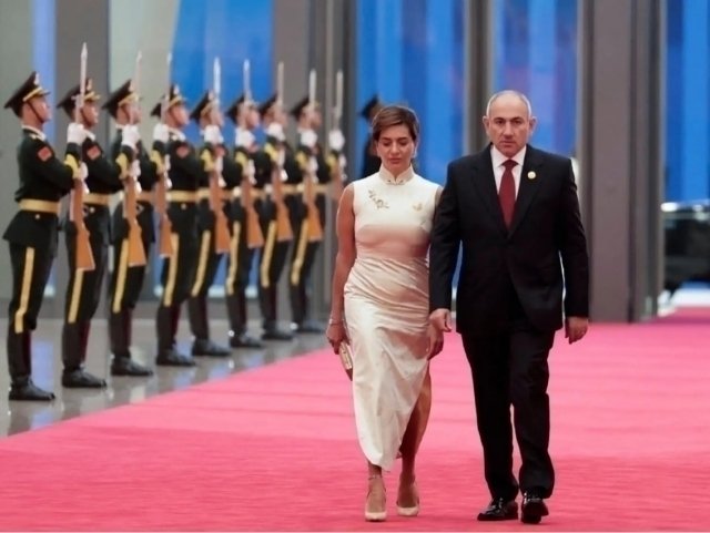 Пашинян рафиқаси билан ажрашдими?