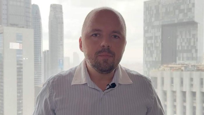 Rossiyalik jurnalist AQShga jo‘nashdan oldin Netanyaxuning samolyotidan tushirib yuborildi