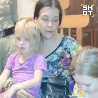 Ҳиндистонда икки фарзанди билан бирга яшаган россиялик аёл ғорда топилди