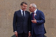 Макрон аралашув айбловларини рад этди