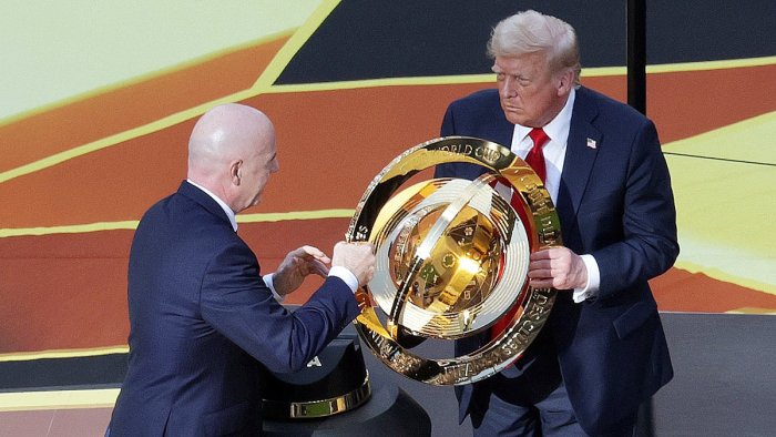 Трамп 2025 йилги клублар ўртасидаги жаҳон чемпионати медали ва кубогини "ўғирлади"