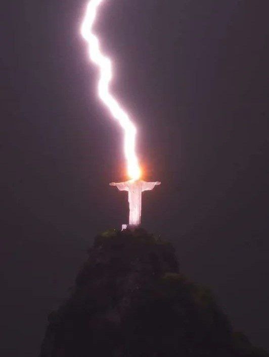 Braziliyadagi Iso Masih haykalini yashin urdi